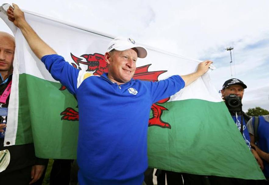 Jamie Donaldson esulta con la bandiera gallese dopo aver dato all&#39;Europa il punto della vittoria matematica sugli Stati Uniti nella 40 Ryder Cup . Reuters